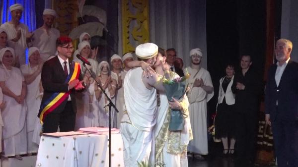 Doi actori în roluri principale s-au căsătorit pe scenă, la finalul piesei de teatru, la Galaţi. Spectatorii au rămas fără cuvinte: "M-a uns pe suflet"