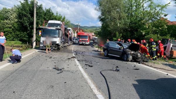 Ciocnire violentă între o maşină şi un TIR încărcat cu autoturisme, în Vâlcea. O femeie şi un copil de 7 ani, încarceraţi