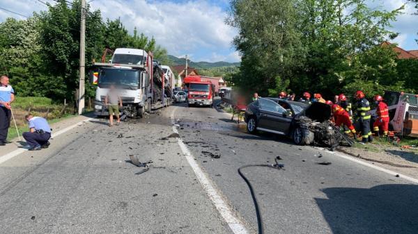 Ciocnire violentă între o maşină şi un TIR încărcat cu autoturisme, în Vâlcea. O femeie şi un copil de 7 ani, încarceraţi