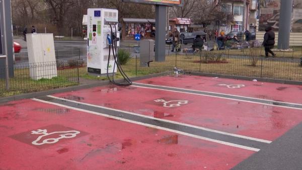 Adevăratele motive pentru care românii vor să îşi cumpere maşini electrice. Mai puţin de jumătate o fac pentru protecţia mediului