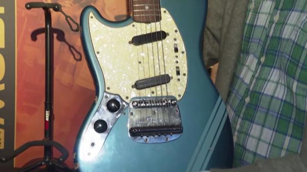 Suma uriaşă oferită în schimbul chitarei electrice a lui Kurt Cobain. A fost folosită în videoclipul ''Smells Like Teen Spririt''