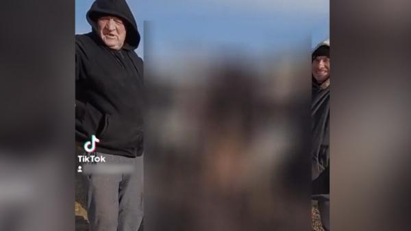 Băutură, manele şi un schelet luat la dans. Ce pedeapsă riscă groparii din Prahova pentru distracţia macabră din cimitir