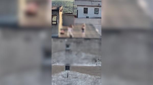 "Cinci copii. O tragedie se poate întâmpla". Distracţie periculoasă la Galaţi. Cinci tinere aleargă şi aruncă cu pietre direct de pe acoperişul unui bloc turn