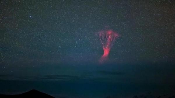 Ce este "fulgerul elf", fenomenul care apare o dată la 10 ani în China. Spectacolul de pe cer durează câteva milisecunde