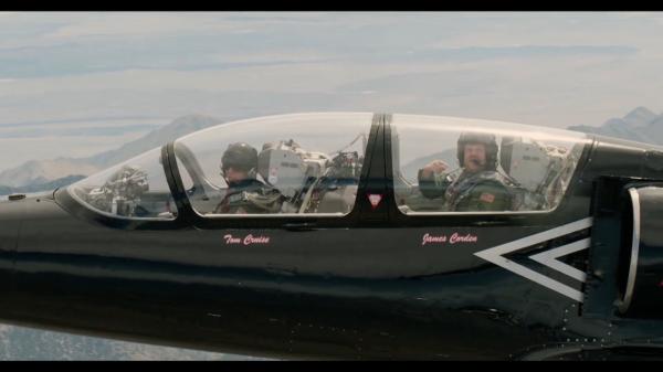 Tom Cruise a pilotat un avion de vânătoare vechi de 75 de ani. Copilot a fost chiar comediantul James Corden