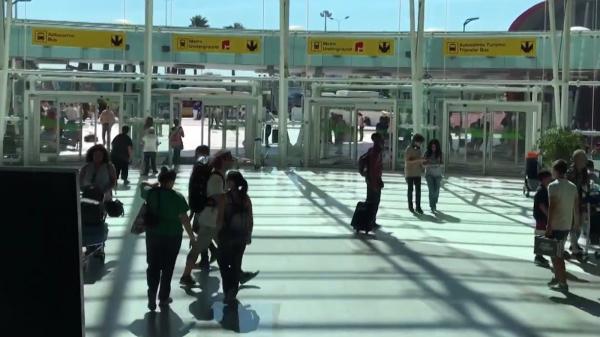 Profesoare acuzate că şi-au abandonat eleva pe aeroportul din Portugalia, ca să nu plătească un bilet de avion în plus. Cum se apără femeile