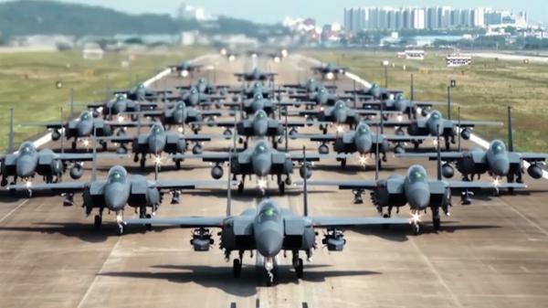 Asia fierbe: Seulul a testat celebrul ”Elephant Walk”, Kim Jong-un a lansat 3 rachete. Rușii și chinezii au survolat cu bombardiere Marea Japoniei