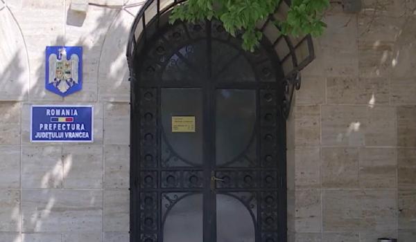 Situaţie controversată la Prefectura din Vrancea. Cum a ajuns un executor judecătoresc să pună sechestru pe mașinile și conturile instituției
