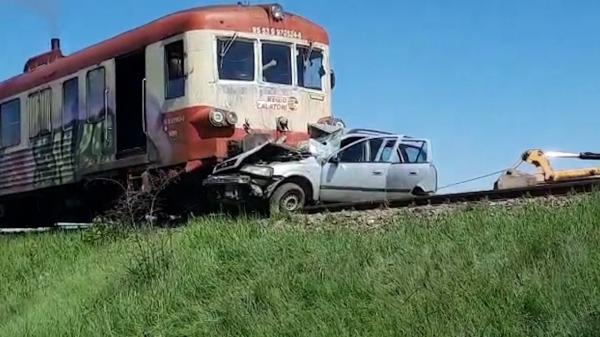 Un bărbat din Iaşi a murit după ce maşina în care se afla a fost lovită de un tren