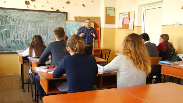 A început evaluarea standardizată. Ce spun elevii despre noile teste date de Ministerul Educaţiei