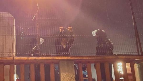 Durerea unui fan după ce Dinamo a retrogradat. Dialog dramatic cu jandarmii: "Dă-mi amendă cât vrei, dar nu plec de aici. Tu nu ai cum să înţelegi"