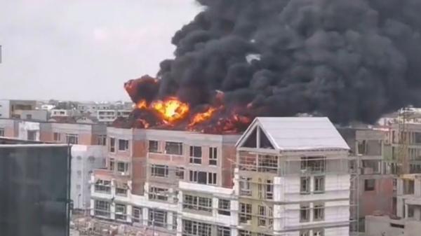 Incendiu puternic în zona centrului comercial Pipera Plaza din București. Fumul dens a fost vizibil de la kilometri distanță