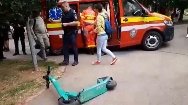 Fetiță de un an și câteva luni, spulberată în parc de un adolescent pe trotineta electrică. Micuța a fost lovită la cap