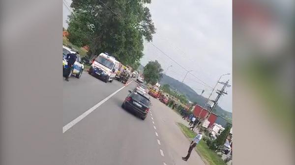 Maşină, izbită de un copac în Bihor. O persoană a murit, alte 6 au ajuns la spital. Printre victime sunt şi trei copii