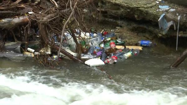 Râul care curge pe lângă Castelul Bran, îngropat în munţi de gunoaie. Două comune au primit ultimatum de la Garda de Mediu
