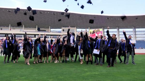 "Cu siguranță o să-mi fie dor". Elevii din Târgu Jiu şi-au luat adio de la anii de liceu cu un concert pe stadion