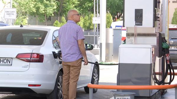 Cât vor costa benzina și motorina la pompă, după embargoul impus petrolului rusesc. Românii, direct afectați