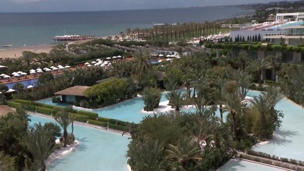 Hotelul viitorului, construit în Antalya. Turiștii au parte de camere controlate prin smartphone și asistenți personali