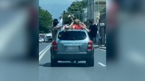 Un şofer începător din Galaţi, căutat de poliţie. S-a dat în spectacol, având toţi pasagerii ieşiţi în afara maşinii aflată în mers