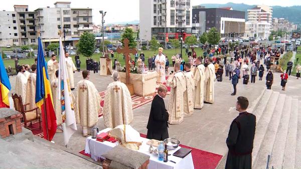 Procesiune religioasă de amploare pe străzile din Galaţi. Un sobor de preoţi şi sute de oameni, în pelerinaj de Înălţarea Domnului şi Ziua Eroilor