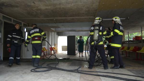 Panică creată de un muncitor la Spitalul pentru Copii din Iași. Funinginea dintr-un coş de fum, evacuată din greşeală în spital
