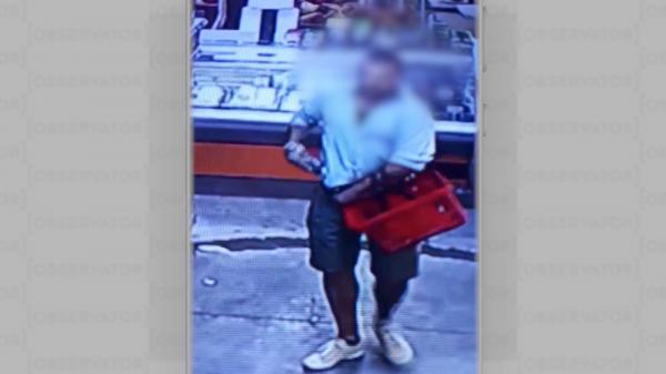 Un agent de poliţie din Sibiu s-a transformat în hoţ în timpul liber. A fost prins când încerca să fure mai multe produse din supermarket