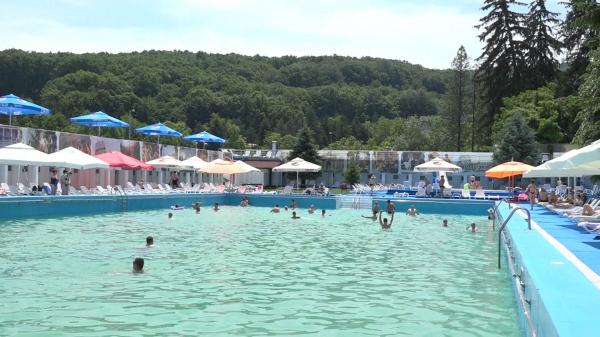 Sute de turişti au dat năvală la deschiderea Băilor Daco-Romane. Izvoarele termale din Geoagiu Băi sunt renumite în toată ţara