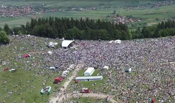 Imagini spectaculoase filmate cu drona, la pelerinajul de la Șumuleu Ciuc. Mii de credincioși au venit pe jos, din Ungaria
