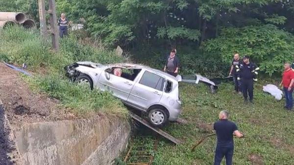 Accident cumplit în Bârjoveni. Un bărbat a murit şi doi au fost răniţi, după ce mașina în care se aflau a plonjat în gol, de la 3 metri