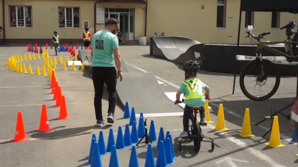 Concurs sportiv pentru copiii de toate vârstele în parcul central din Bistrița