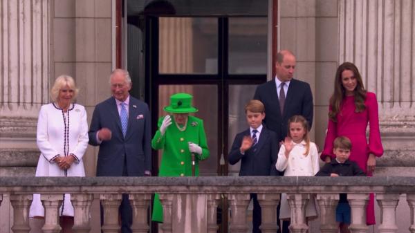 Regina Elisabeta a avut o apariție surpriză la balconul Palatului Buckingham. Ultima zi a Jubileului de Platină marcată cu concerte și evenimente în aer liber