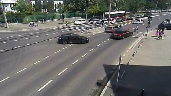 Adolescent de 17 ani, lovit pe o trecere de pietoni din Timişoara. Tânărul şi un alt coleg au încercat să treacă strada alergând
