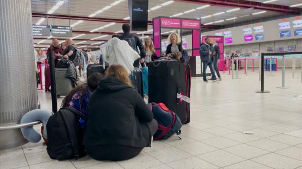 Mii de români, cu vacanţele distruse. Sunt probleme mari pe aeroporturile din Europa