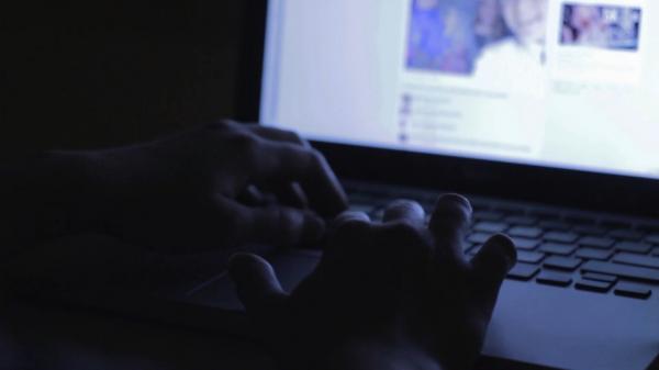 Traficul de arme de foc pe Facebook, continuă. Cei care vor să vândă sau să cumpere pot încălca regulile de zece ori înainte de a fi pedepsiți