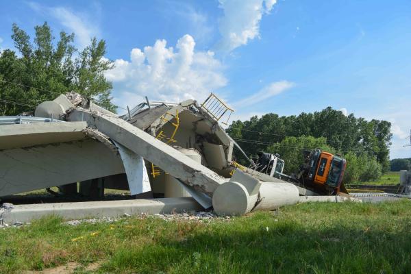 Cine sunt oamenii din spatele firmelor care au reparat podul prăbușit de la Luțca. Au fost deschise două dosare penale