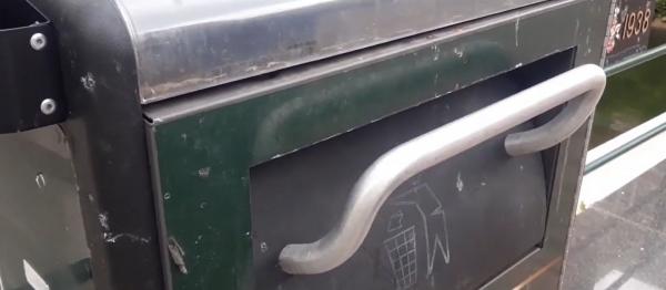 Coșuri de gunoi cu mesaje cu tentă erotică într-un oraş suedez