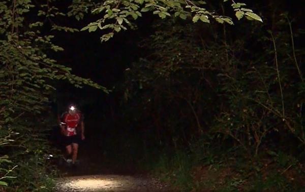 Traseu cu fiori pe Platoul Corneşti, din Târgu Mureş: Concurenţii au alergat prin pădure la competiţia Dracula Night Run