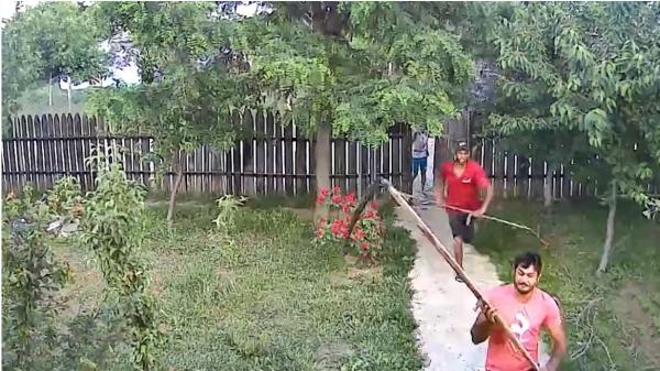 Momente de groază pentru o femeie din Suceava: cinci bărbaţi au intrat peste ea, înarmaţi cu bâte şi coase. Unul dintre ei e fostul iubit