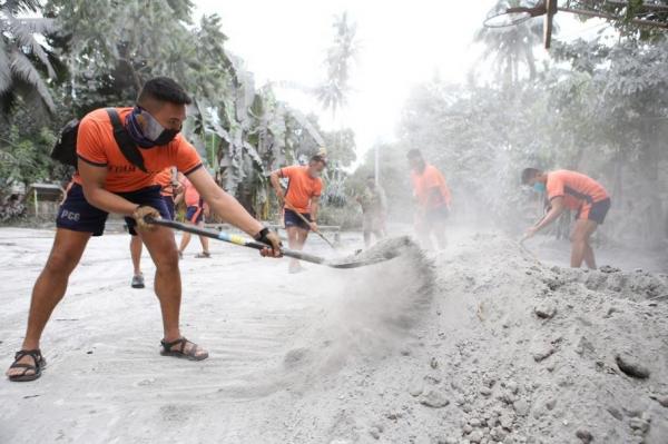 Imagini spectaculoase în Filipine. Un oraş întreg a fost acoperit cu cenuşă după ce un vulcan a erupt de două ori într-o săptămână