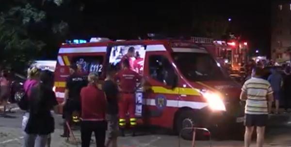 Clipe de groază pentru locatarii unui bloc din Arad. O garsioneră a luat foc, zeci de oameni au avut nevoie de îngrijiri medicale