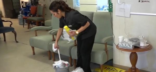 Vești bune pentru românii din Spania, care lucrează în menaj sau îngrijesc persoane în etate. Lucrătorii casnici vor avea dreptul la șomaj