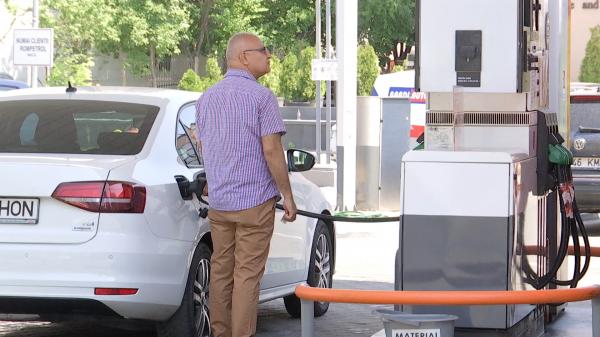 "Parcă cineva le pune drojdie să crească aceste preţuri". Oficialii discută despre plafonarea preţurilor la carburanţi. Cât ar putea costa un litru de benzină sau motorină