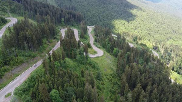 Transrarău, drumul prin care pot fi descoperite frumuseţile munţilor Bucovinei. Peisaje și arome de neuitat