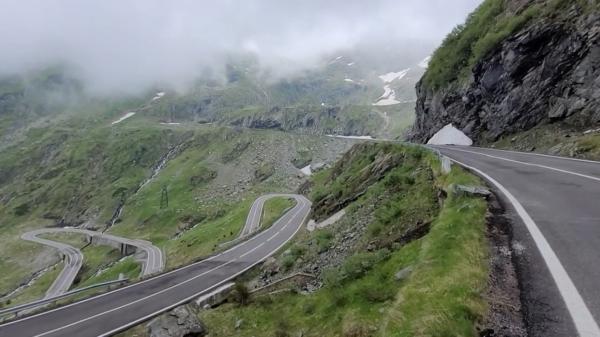 Circulaţia rutieră s-a redeschis pe Transfăgărăşan. Drumarii au reuşit să cureţe şoseaua mai repede ca în alţi ani
