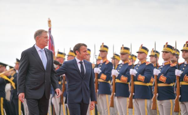 Macron a salutat Garda de Onoare în limba română. Două avioane de război au survolat zona pe durata declarațiilor președintelui francez