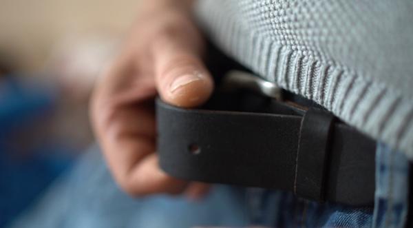 Un tânăr din Iași nu s-a săturat cu mâncarea, a vrut mai mult. Așa că și-a violat cumnata, apoi a plecat cu televizorul din casă