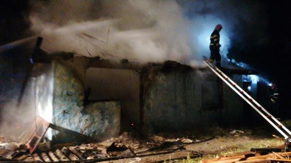 Bunica, fiica și nepoțica au murit după ce le-a luat foc casa, în Iași. Daria, mama ei și bunica au sfârșit intoxicate cu fum