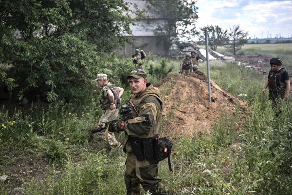Ucraina primește promisiuni de la UE, în timp ce rușii continuă bombardamentele. În est oamenii au ajuns la limita răbdării