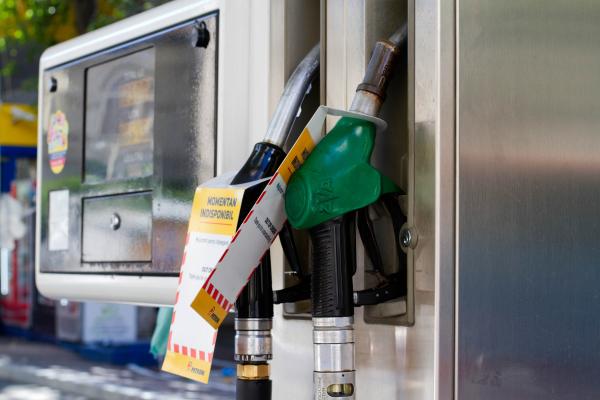 Analiștii le dau dreptate șoferilor care protestează: prețul benzinei și al motorinei nu se justifică. Anchetă la Guvern