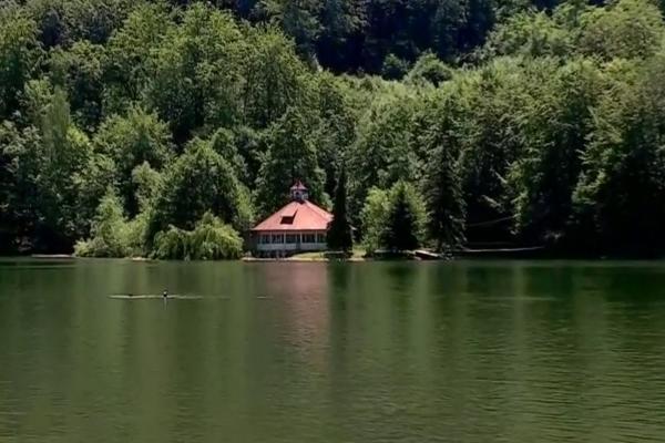 Distracţia nu are preţ, la Lacul Bodi din Maramureş. "Tariful" i-a surprins plăcut pe turişti: totul este gratuit